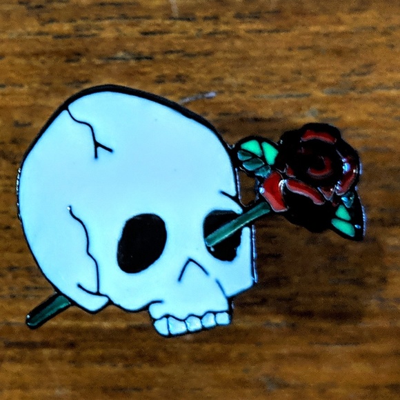 Accessories - Human Skull w/ rose Metal Enamel Pin Badge Accessories - Human Skull w/ rose Metal Enamel Pin Badge